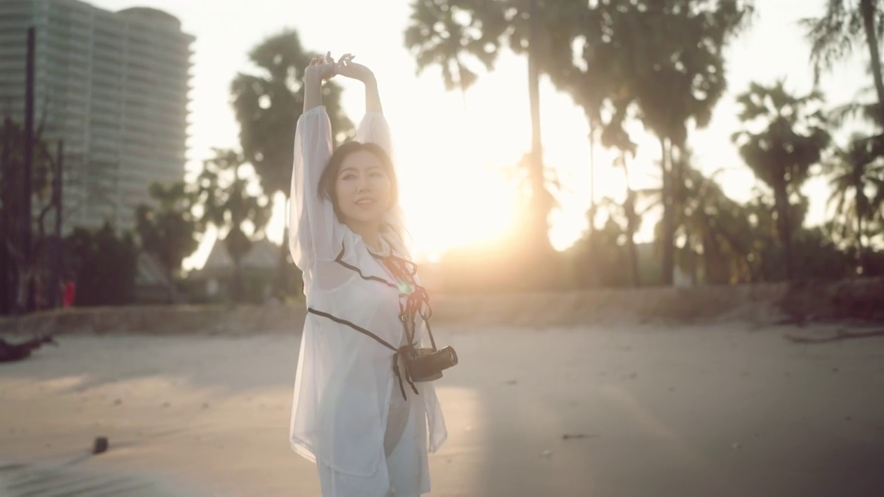 日落时分，幸福的女人走在海边视频素材