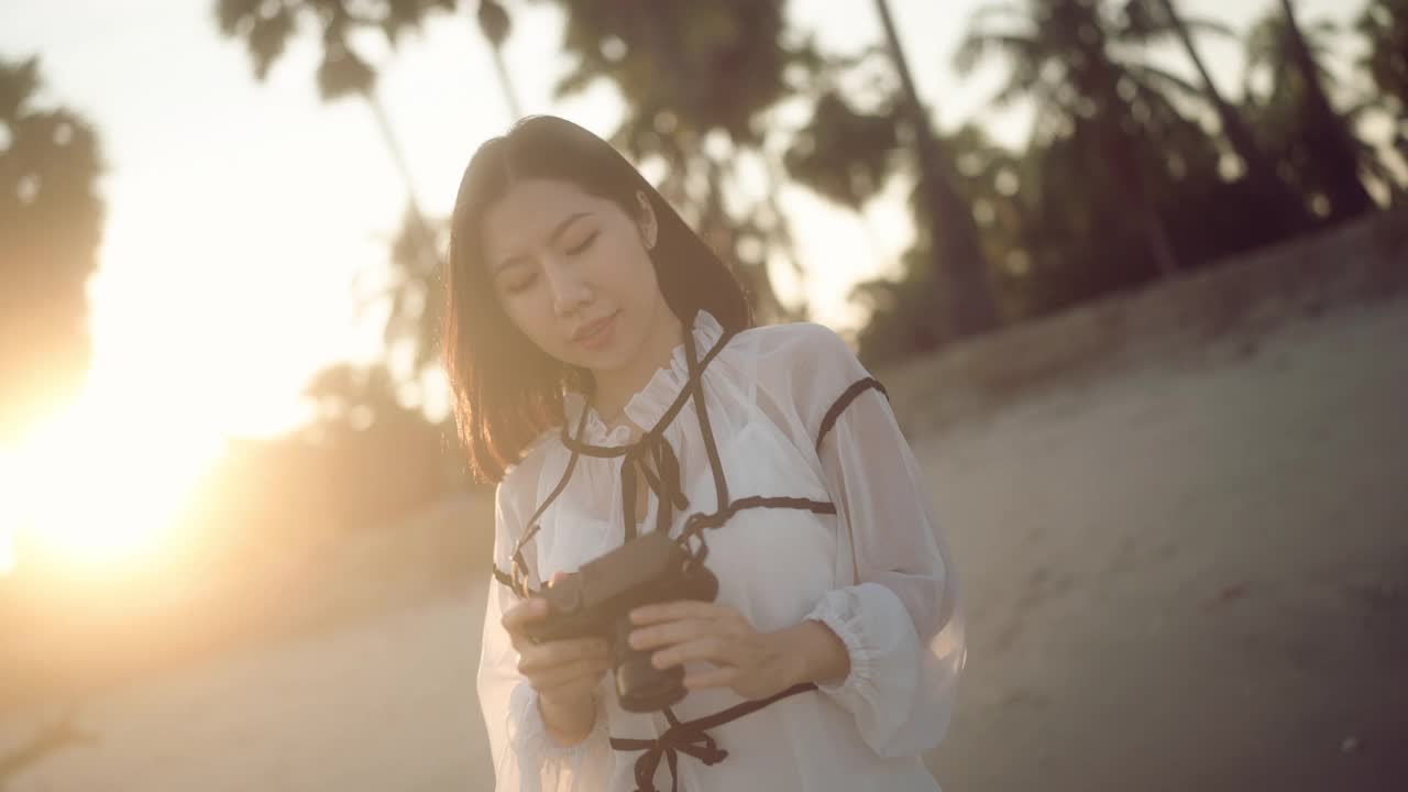 日落时分，幸福的女人走在海边视频素材