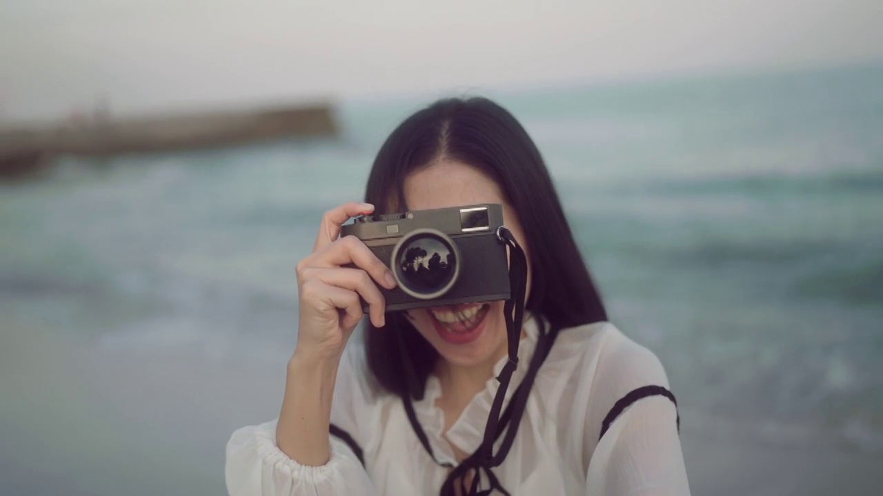 日落时分，幸福的女人走在海边视频素材