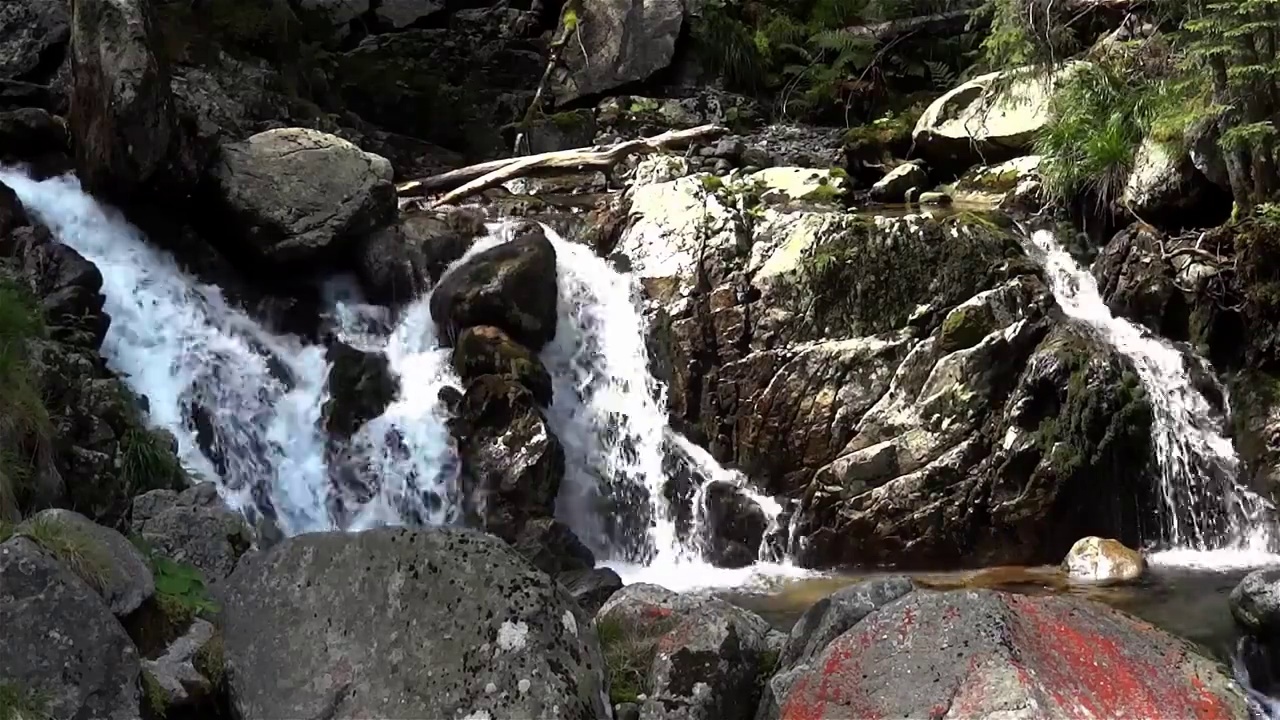 山河上的瀑布，在灰色的卵石上跳跃视频素材