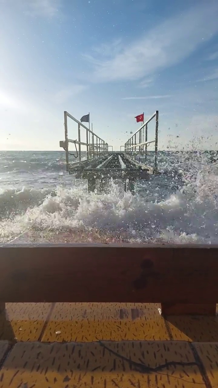 海浪拍打着甲板的残骸视频下载