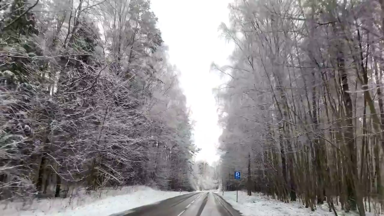 冬季驾驶-驾驶在雪乡公路- POV镜头视频素材