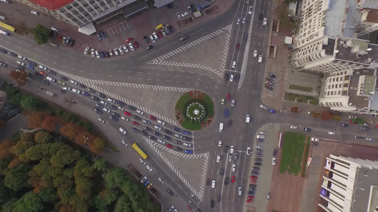 大城市的交通状况。早上高峰时间。空中拍摄视频素材