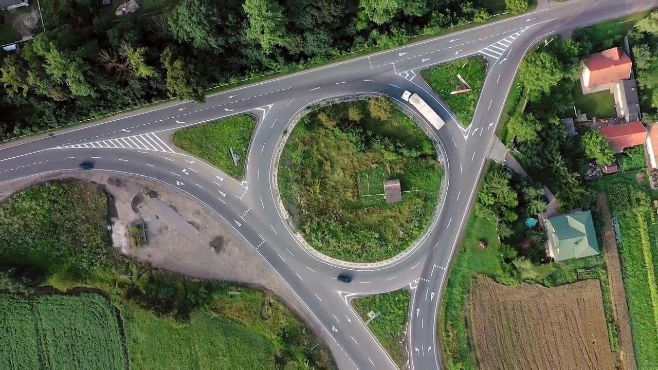 环行交通上的汽车和卡车的环行道路鸟瞰图视频素材