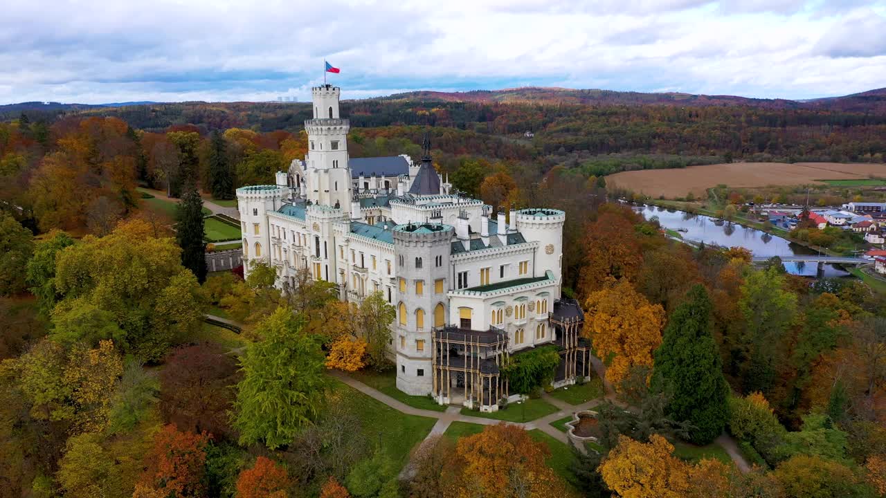 Hluboka nad Vltavou城堡是捷克共和国最美的城堡之一。捷克，红叶秋日的赫卢博卡城堡。赫鲁博卡和伏尔塔沃城堡的多彩秋景。视频素材