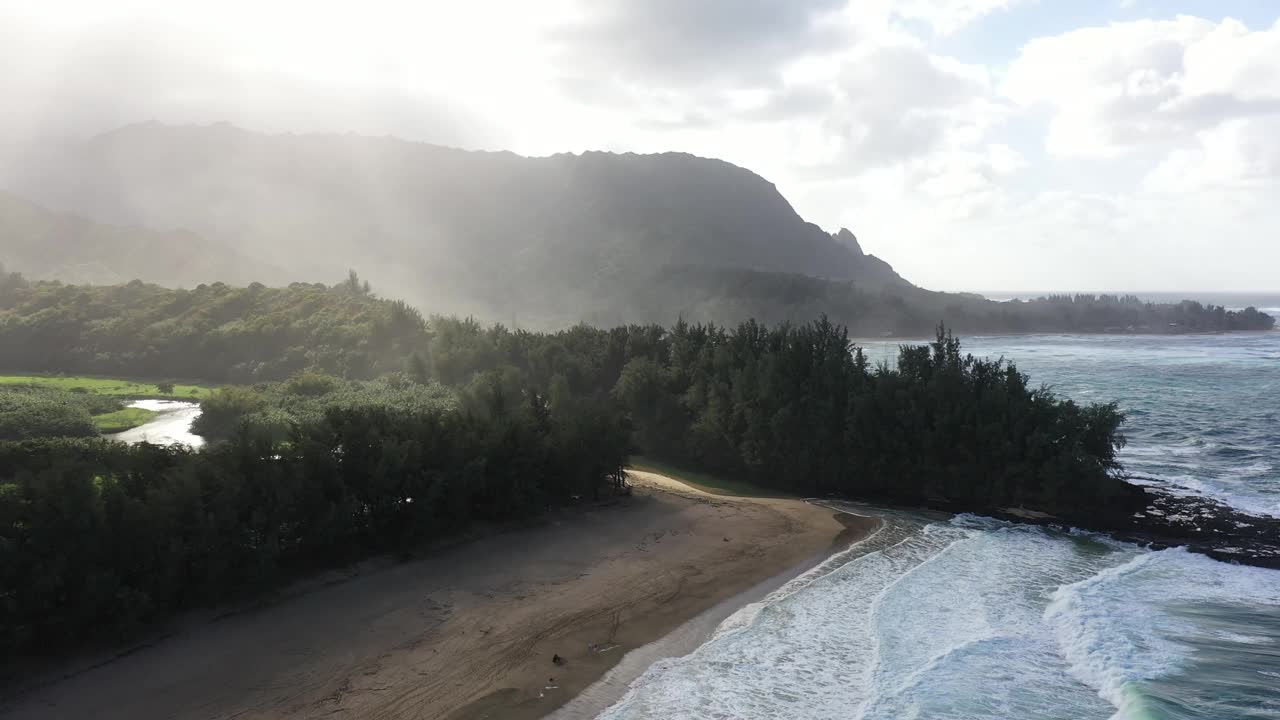 阳光在北岸考艾岛与无人机视频素材