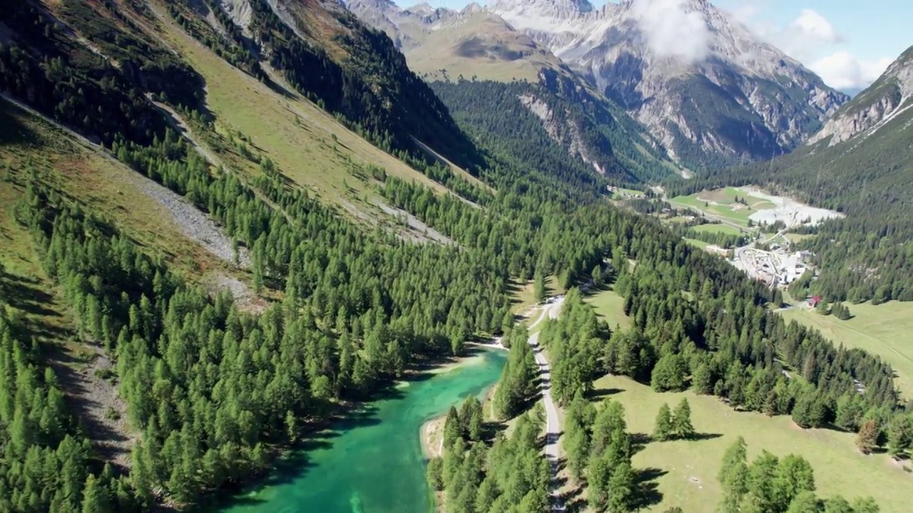 在瑞士阿尔卑斯山Albulapass，鸟瞰山谷与高山Palpuogna湖视频素材