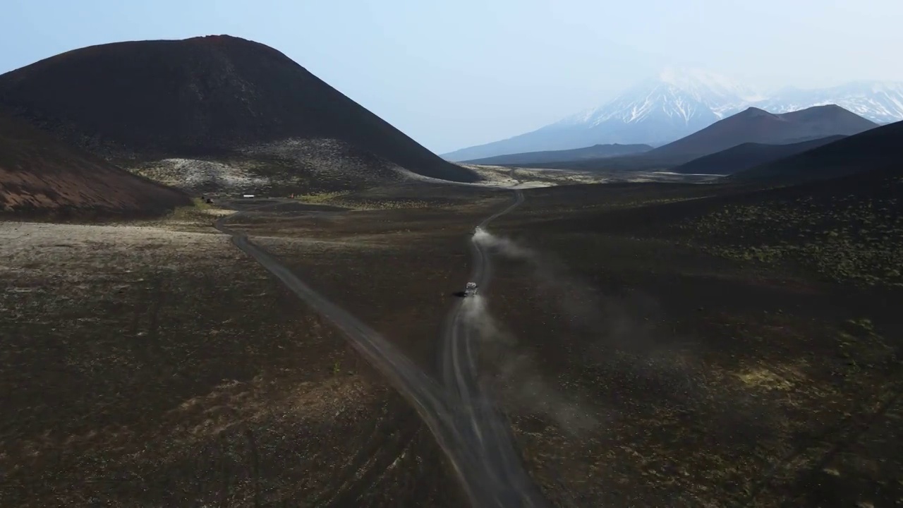 汽车在黑色的地球上行驶，俯瞰着火山视频素材