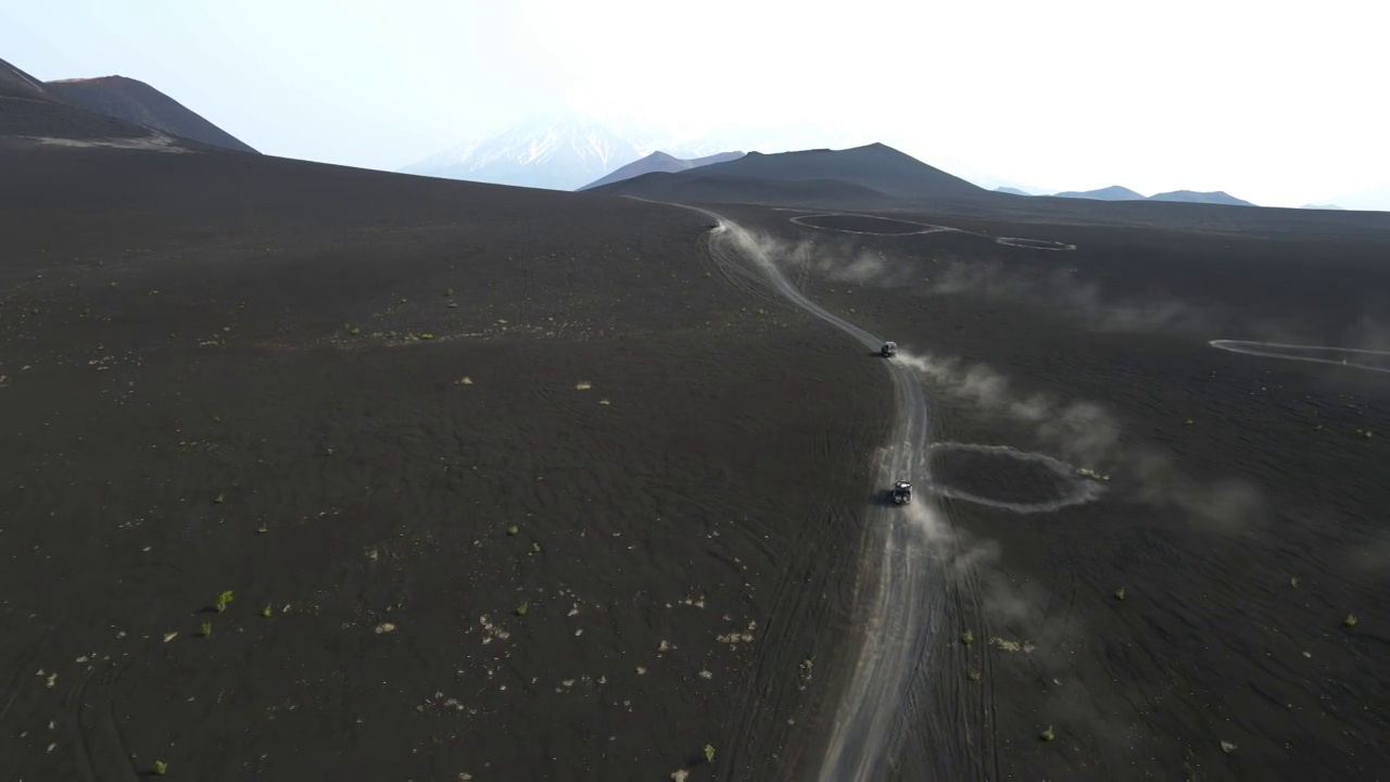 汽车在黑色的地球上行驶，俯瞰着火山视频素材