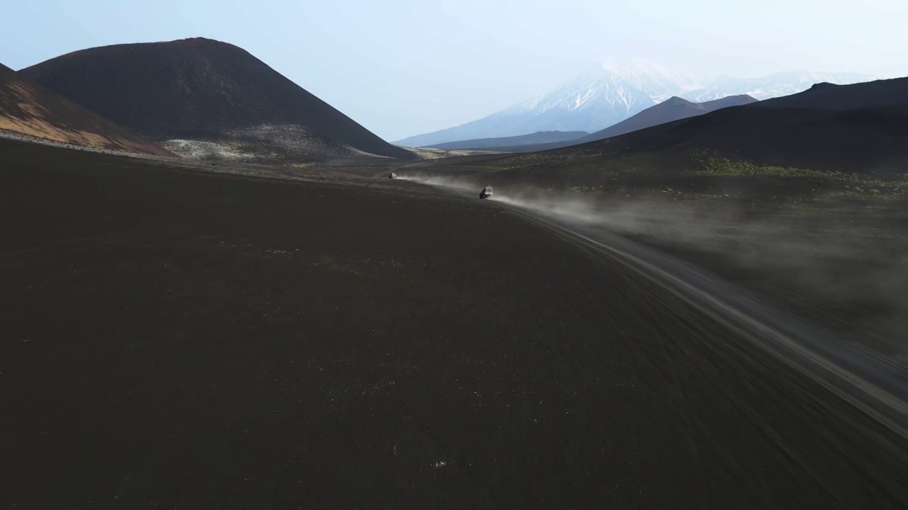 汽车在黑色的地球上行驶，俯瞰着火山视频素材