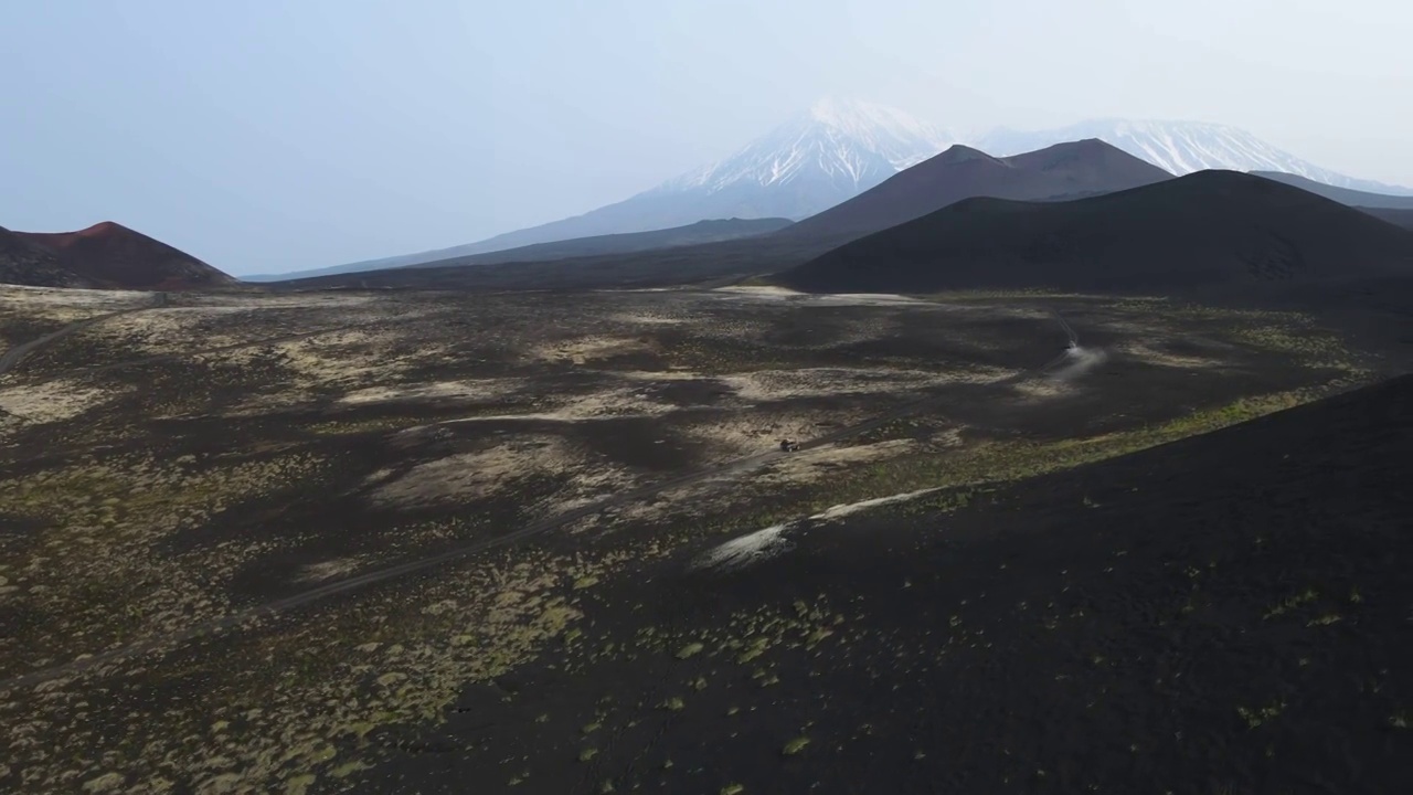 汽车在黑色的地球上行驶，俯瞰着火山视频素材