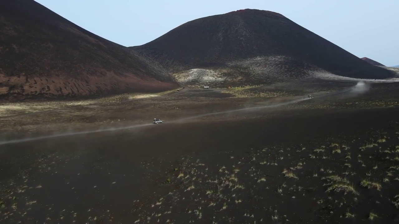 汽车在黑色的地球上行驶，俯瞰着火山视频素材