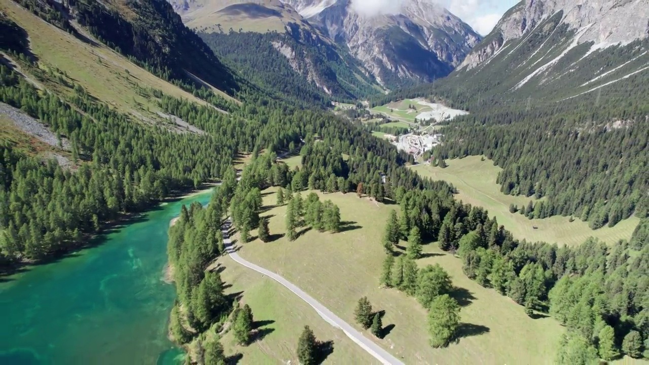 在瑞士阿尔卑斯山Albulapass，鸟瞰山谷与高山Palpuogna湖视频素材