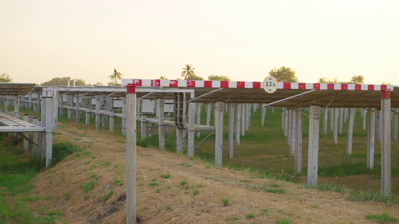 太阳落山时，从地面上观看生产清洁电力的太阳能电池板农场视频素材