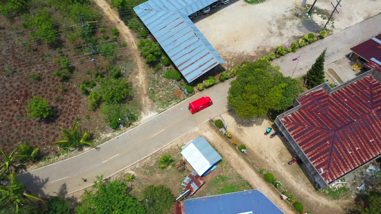 卡莫特斯群岛/菲律宾公路上行驶的汽车视频素材画面1