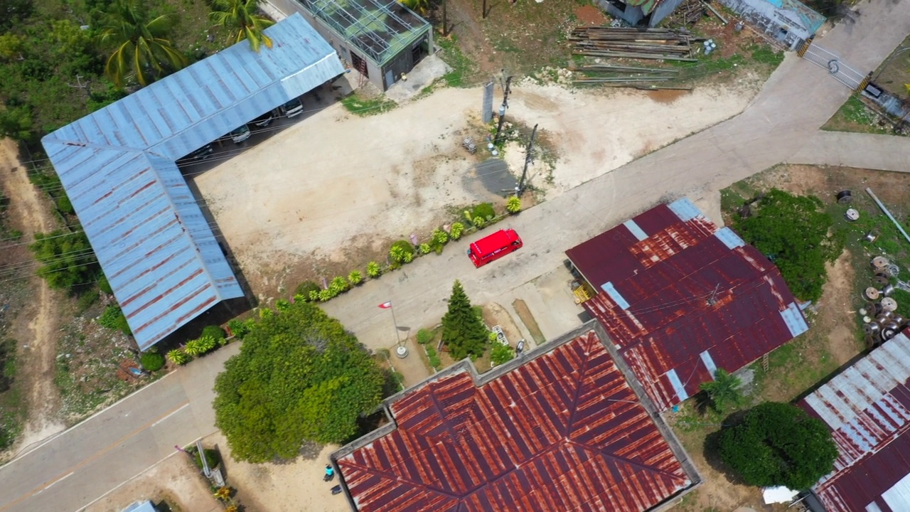 卡莫特斯群岛/菲律宾公路上行驶的汽车视频素材画面2