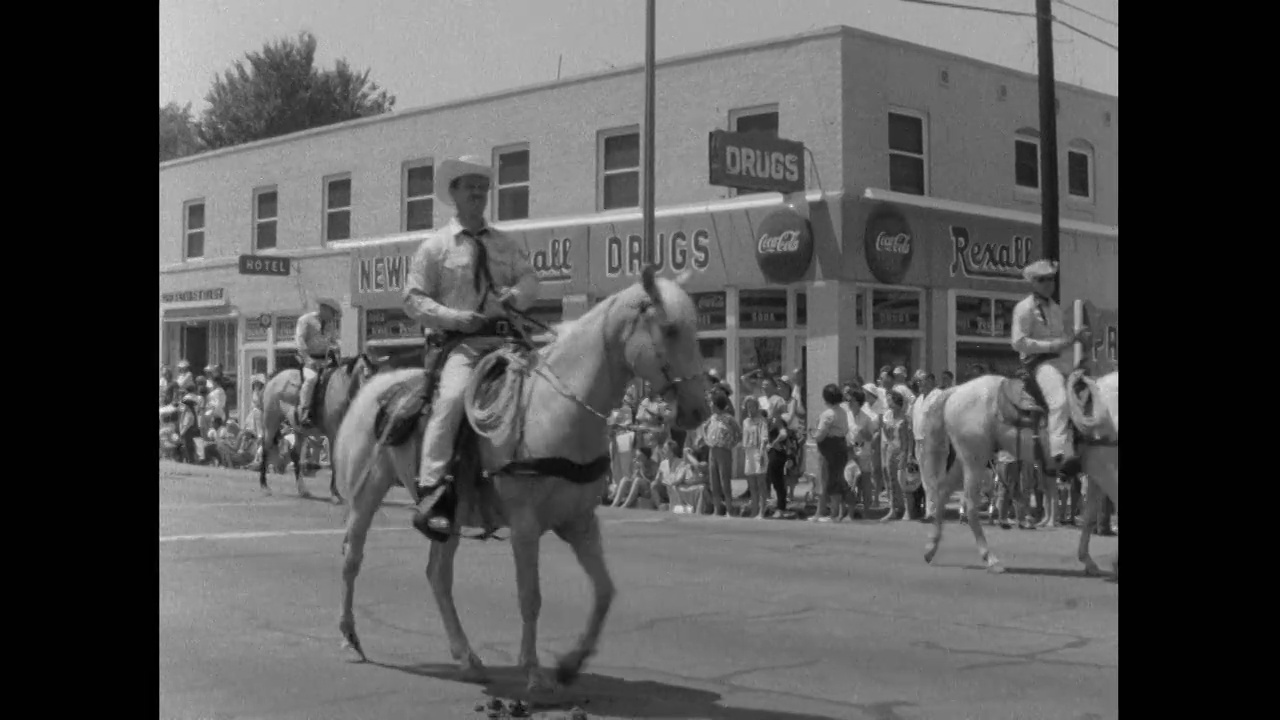 美国加州，骑警在街头游行;1961视频素材