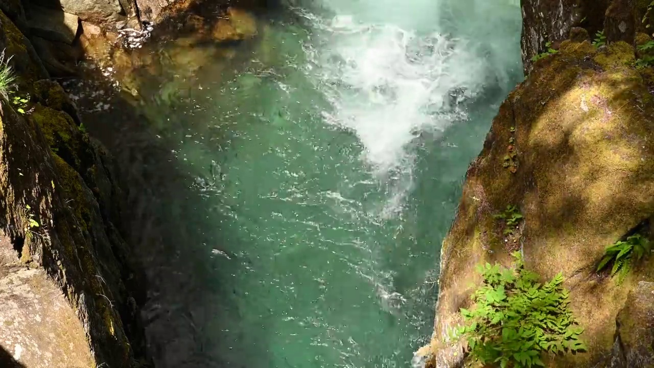 清澈的水流过岩石视频素材