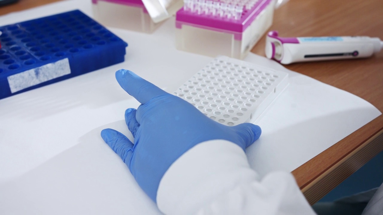 科学家在化学实验室用多通道移液管收集样本视频素材画面3