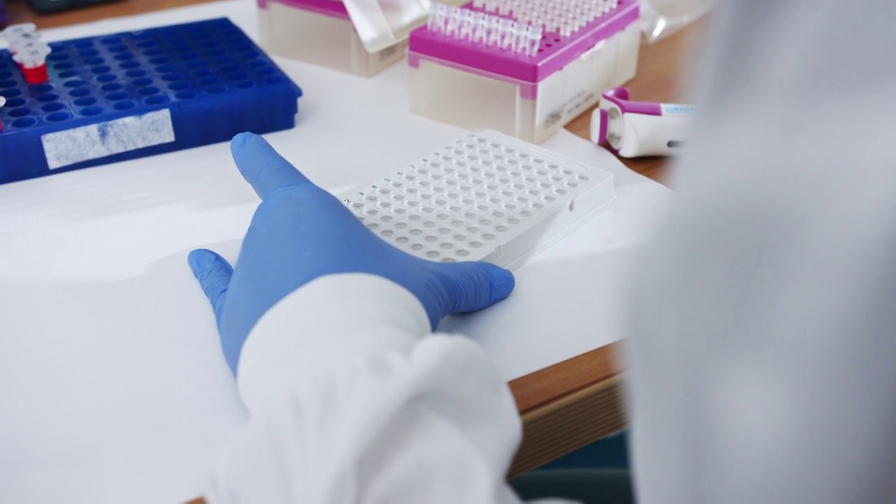 科学家在化学实验室用多通道移液管收集样本视频素材画面4