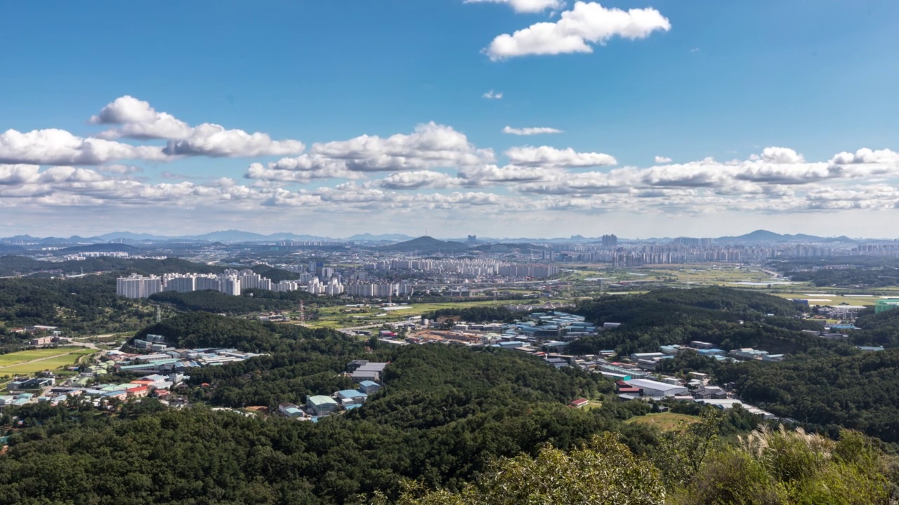 从卧龙山俯瞰——韩国京畿道坡州市白天的风景视频素材