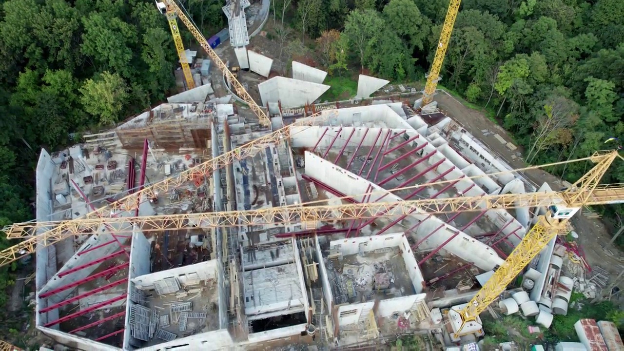 绿化区高塔起重机新建筑鸟瞰图施工视频素材