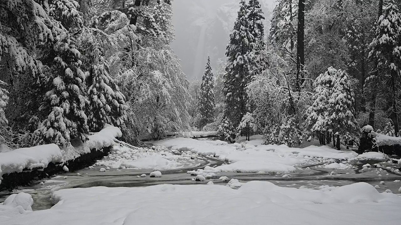 雪落在小溪和约塞米蒂瀑布上视频素材