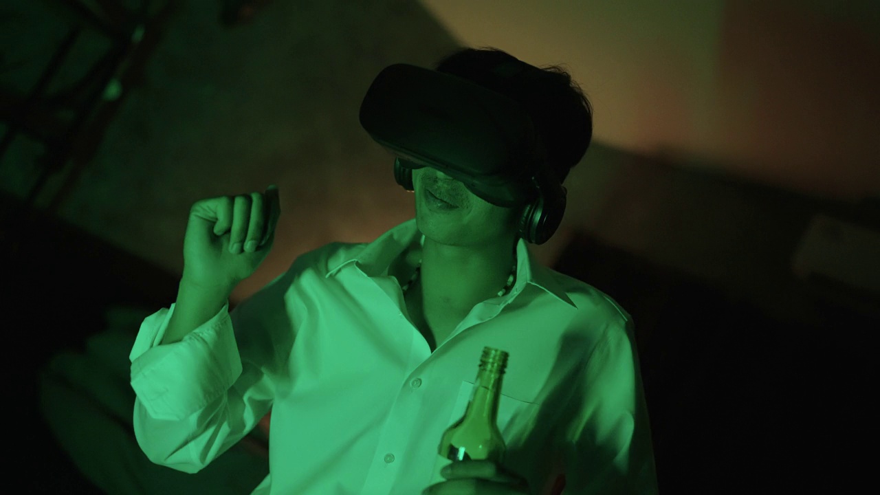 一名男子戴着vr头盔跳舞，沉浸在虚拟现实派对中视频素材画面1