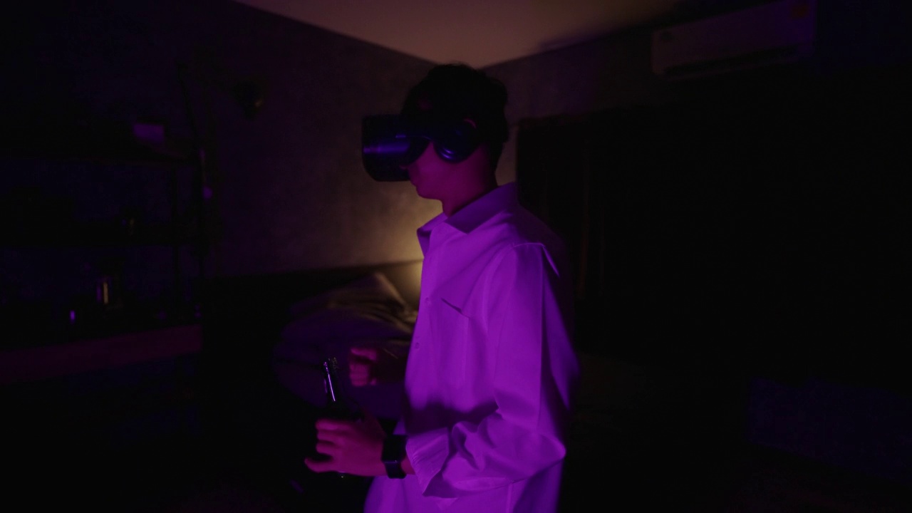 一名男子戴着vr头盔跳舞，沉浸在虚拟现实派对中视频素材画面4