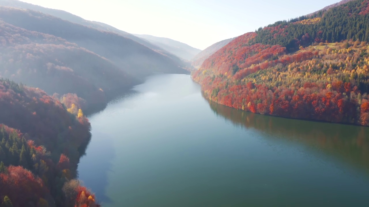 早晨从鸟瞰的美丽的高山湖泊。视频素材