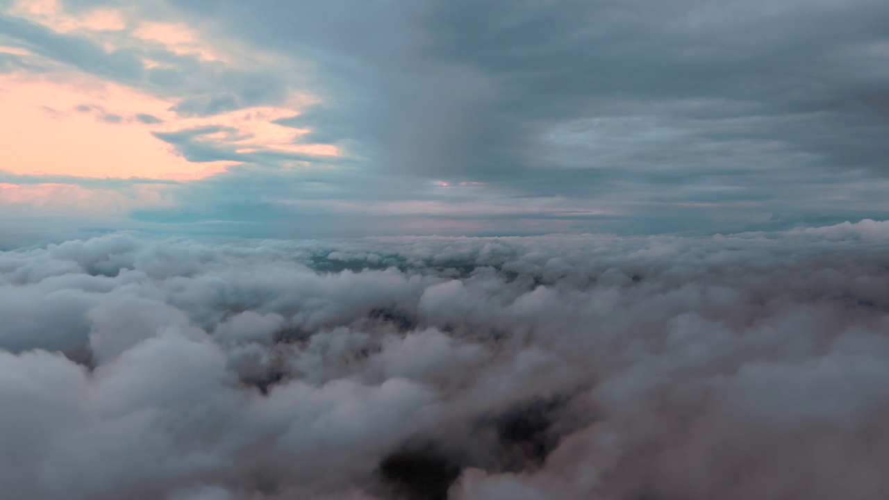 从飞机窗口高空俯瞰，在暴雨前形成的蓬松的积云覆盖着大地视频素材