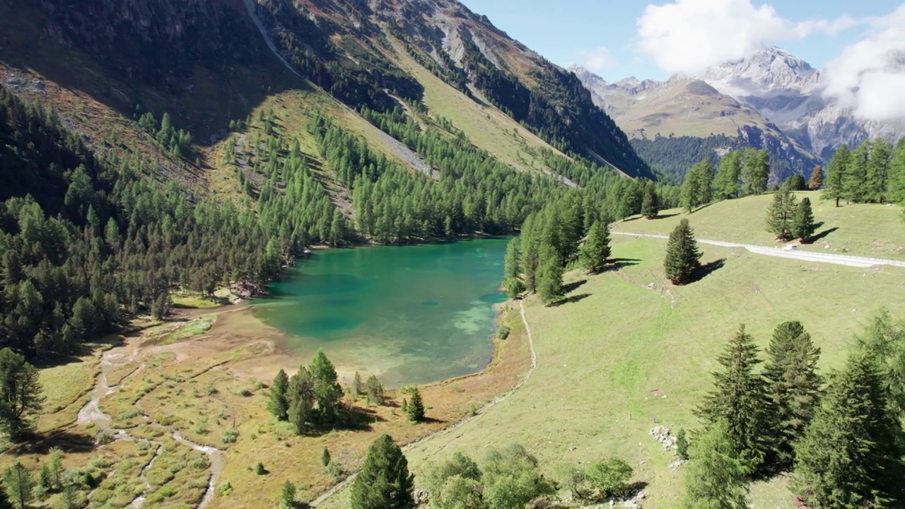 在瑞士阿尔卑斯山Albulapass，鸟瞰山谷与高山Palpuogna湖视频素材