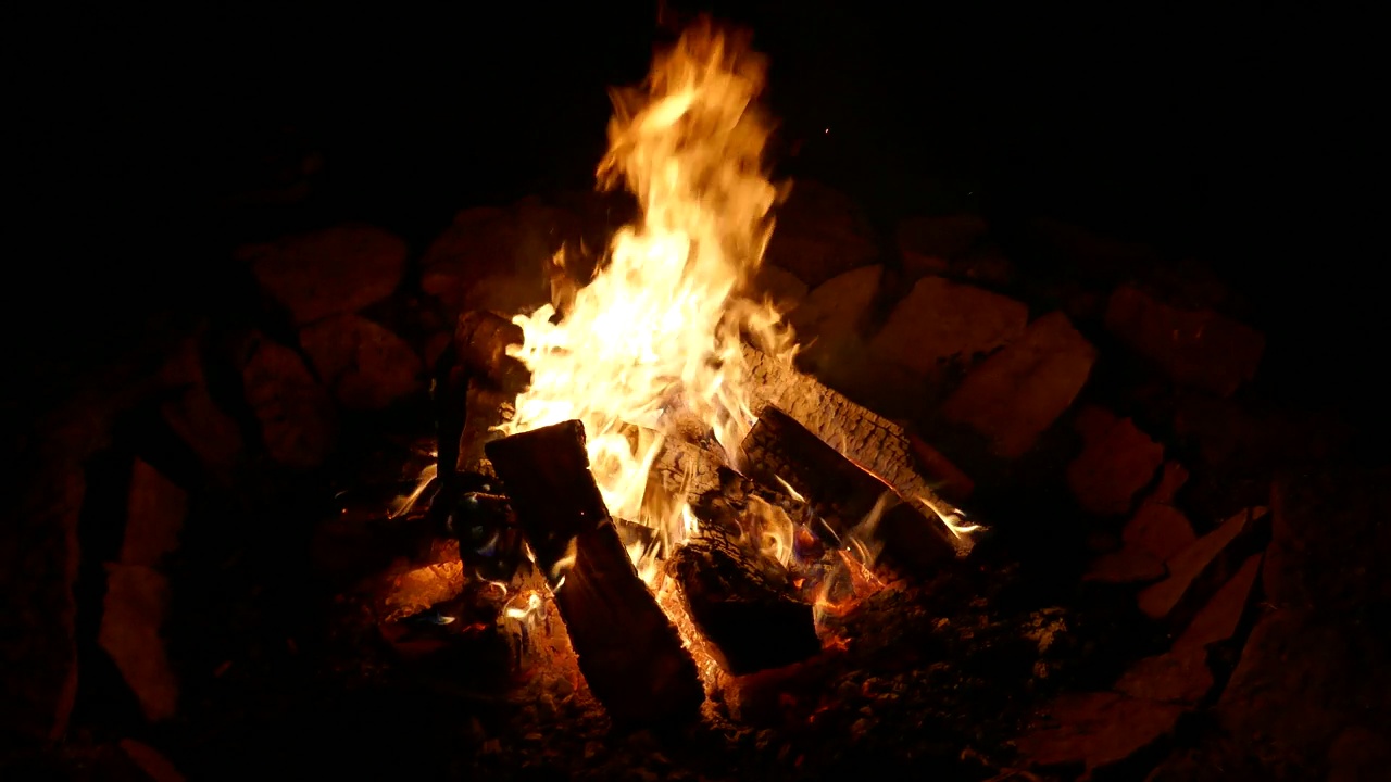 夜间室外火坑内火焰熊熊视频素材