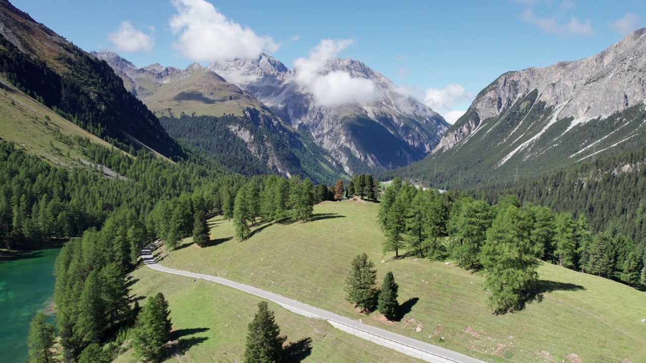 在瑞士阿尔卑斯山Albulapass，鸟瞰山谷与高山Palpuogna湖视频素材