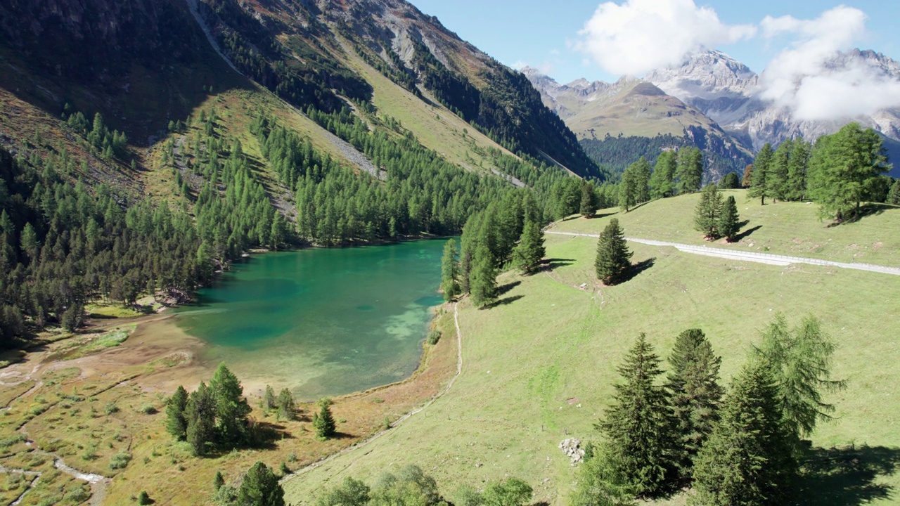 在瑞士阿尔卑斯山Albulapass，鸟瞰山谷与高山Palpuogna湖视频素材