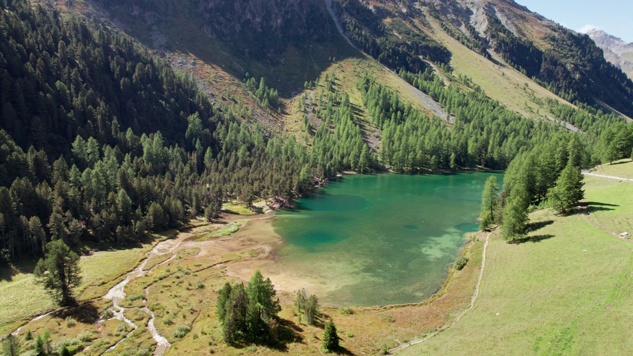 在瑞士阿尔卑斯山Albulapass，鸟瞰山谷与高山Palpuogna湖视频素材