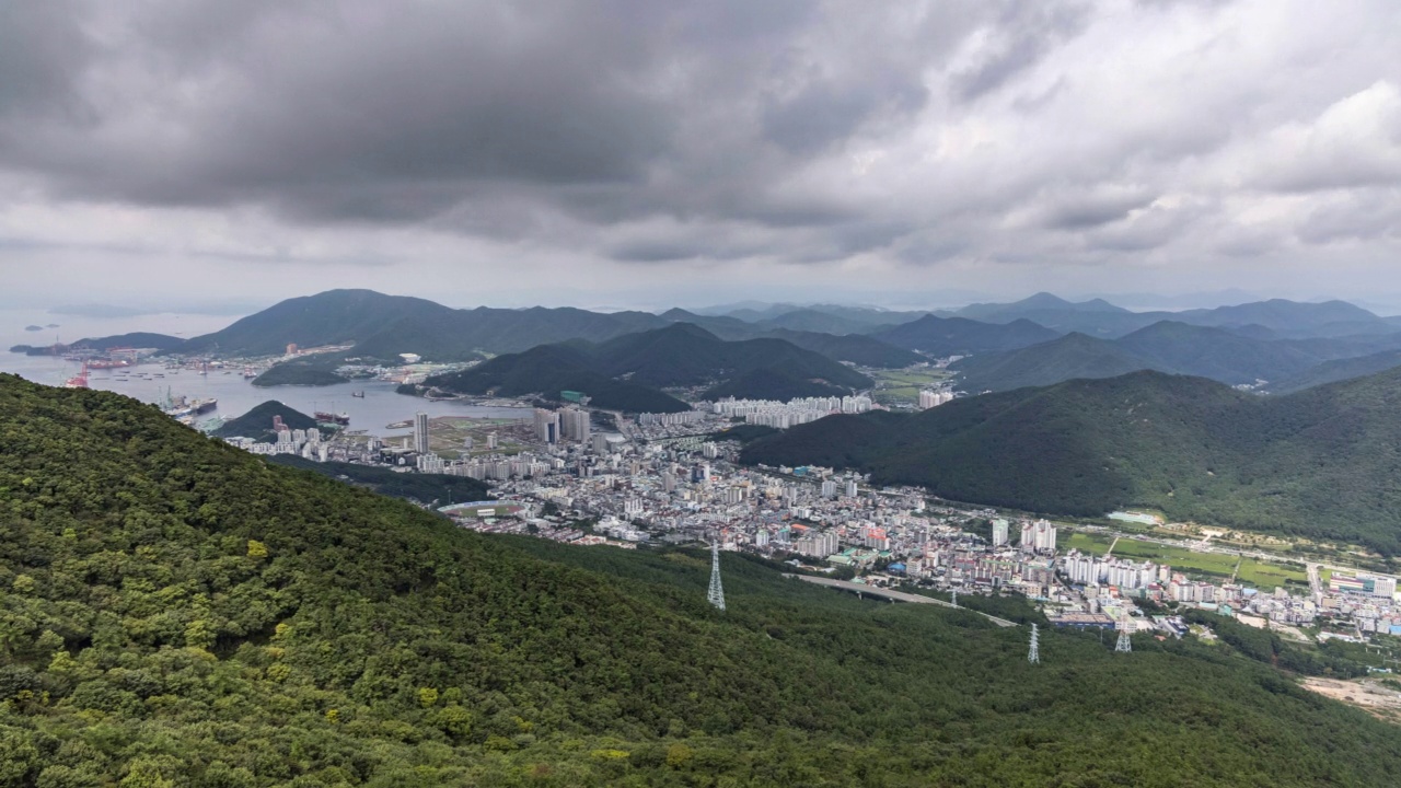 从鸡龙山看风景-自然风光和市中心/巨济市，庆尚南道，韩国视频素材