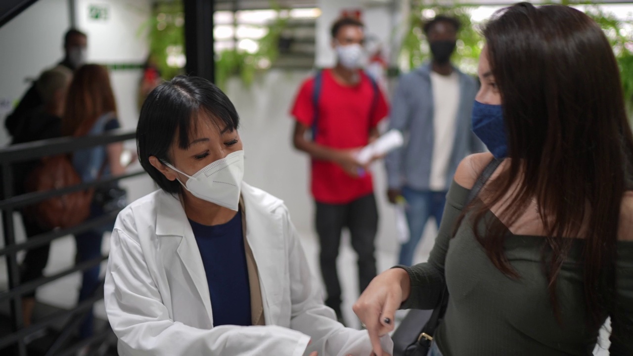 老师和学生在一起上课时说话——使用口罩视频素材