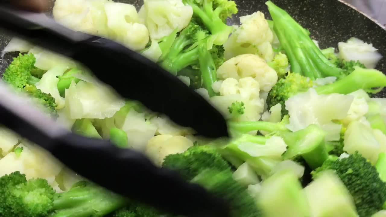 焯过的花椰菜和西兰花视频素材画面1