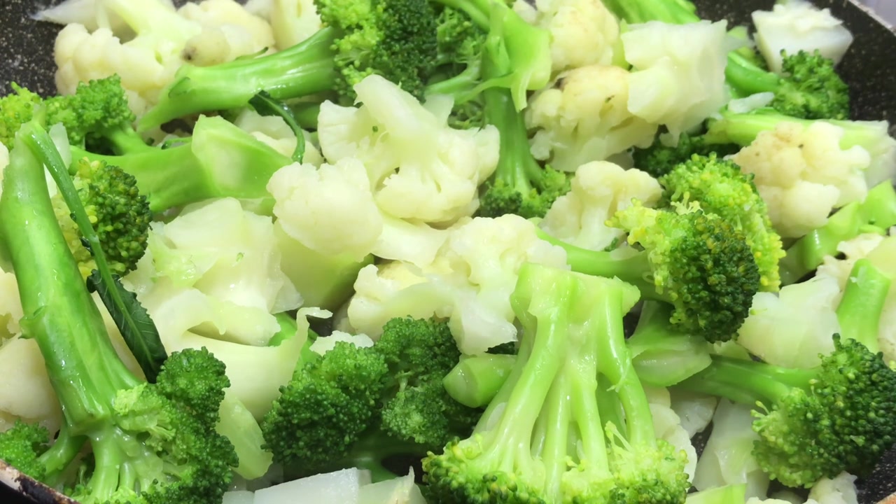 焯过的花椰菜和西兰花视频素材画面4