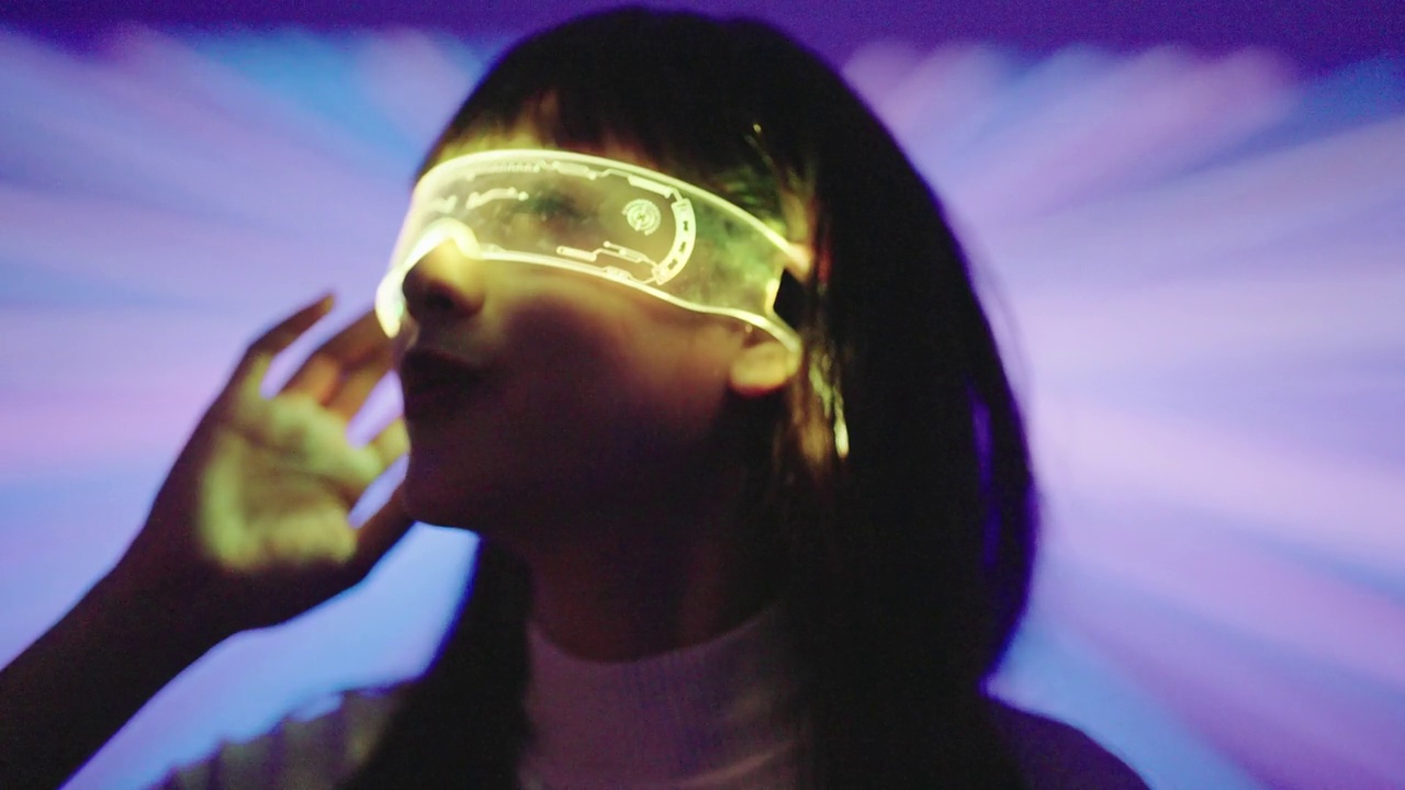 使用虚拟现实技术的女性。视频素材画面2