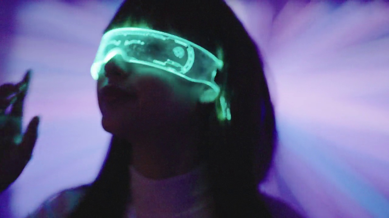 使用虚拟现实技术的女性。视频素材画面3