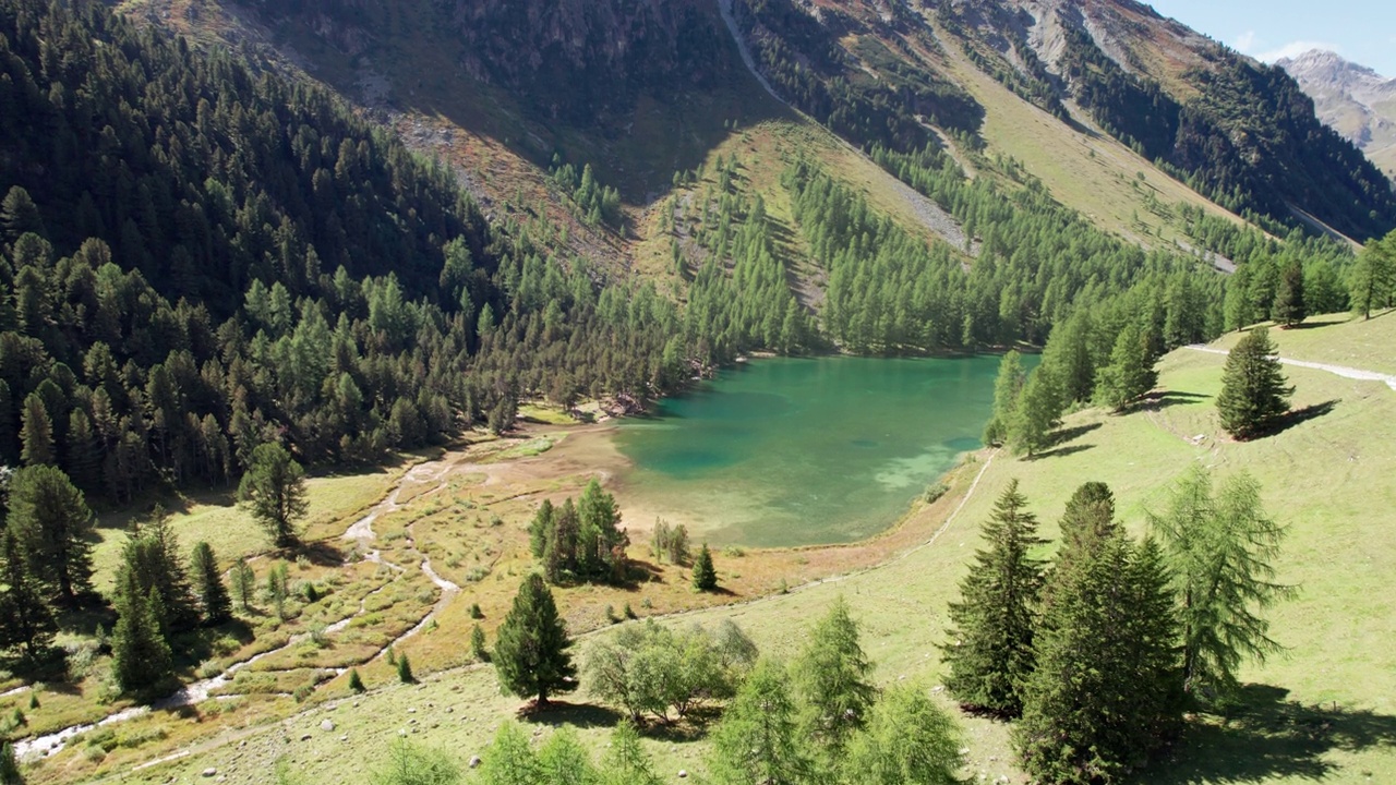 在瑞士阿尔卑斯山Albulapass，鸟瞰山谷与高山Palpuogna湖视频素材