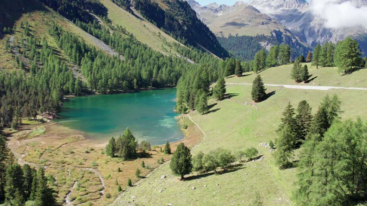 在瑞士阿尔卑斯山Albulapass，鸟瞰山谷与高山Palpuogna湖视频素材