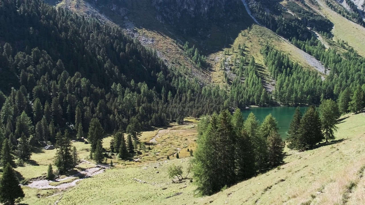 位于瑞士阿尔卑斯山阿尔布拉帕斯的阿尔卑斯山谷与高山帕尔普格纳湖视频素材