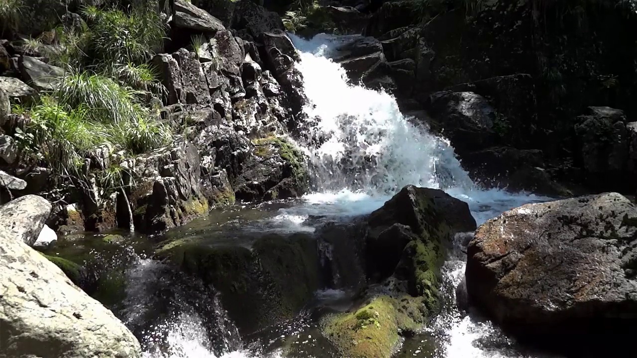 山河上的瀑布，在灰色巨石上跳跃视频素材