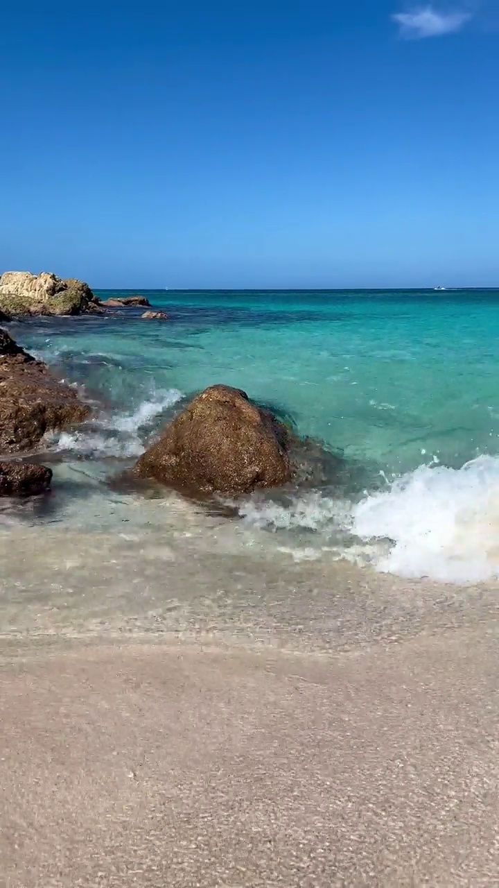 海浪拍打着沙滩视频素材