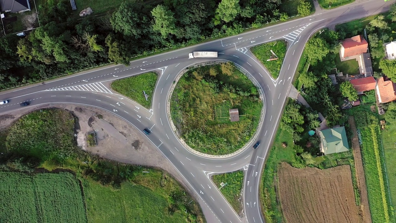 环行交通上的汽车和卡车的环行道路鸟瞰图。视频素材