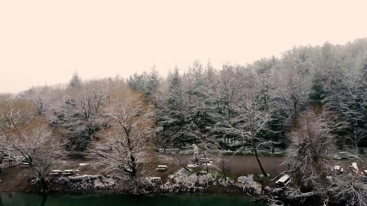 鸟瞰图湖与雪在冬季。火山口湖，伊兹密尔-土耳其视频素材