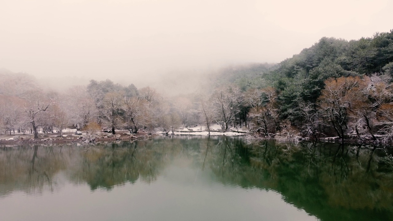 鸟瞰图湖与雪在冬季。火山口湖，伊兹密尔-土耳其视频素材